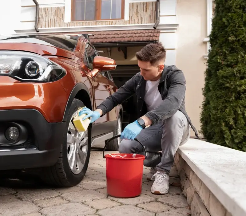 Lavage auto à domicile Saint-Léger-aux-Bois : professionnel intervenant sur un véhicule